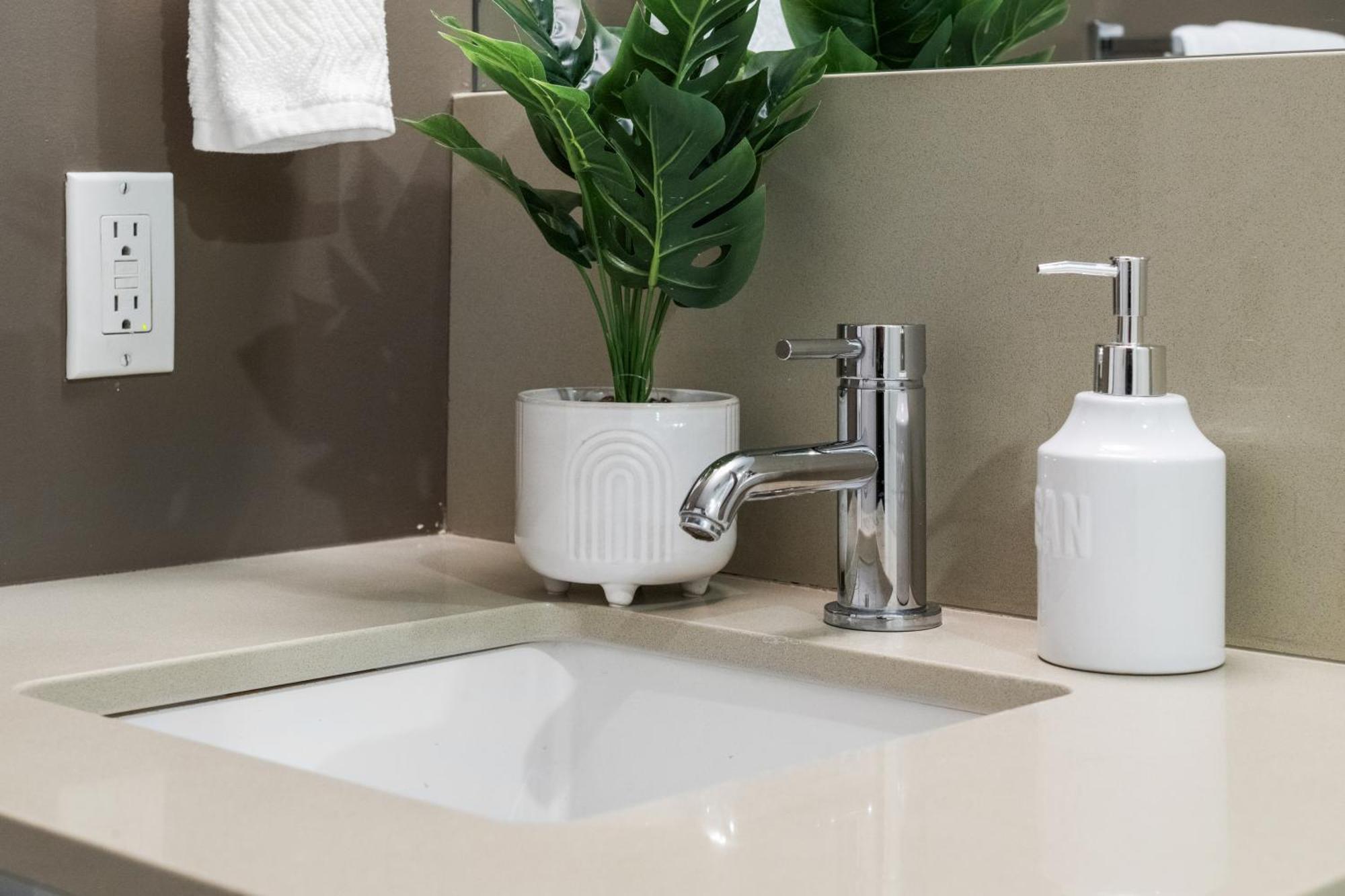 Modern Suite Calgary Downtown 5 Min Walk Stampede Εξωτερικό φωτογραφία