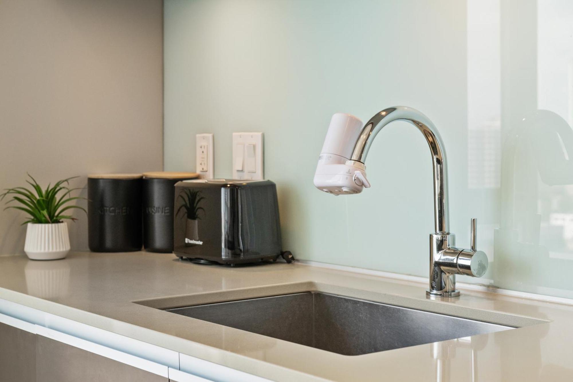 Modern Suite Calgary Downtown 5 Min Walk Stampede Εξωτερικό φωτογραφία
